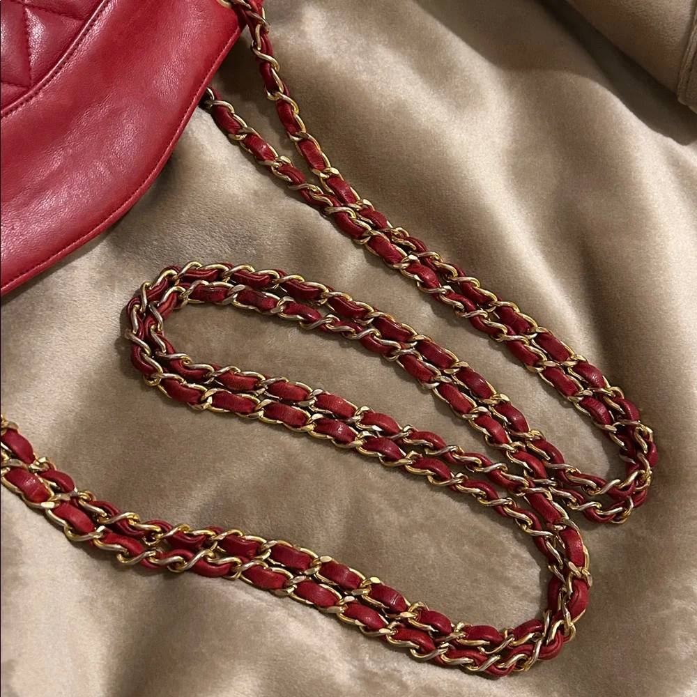 CHANEL Red Quilted Leather Shoulder Bag with Gold Chain